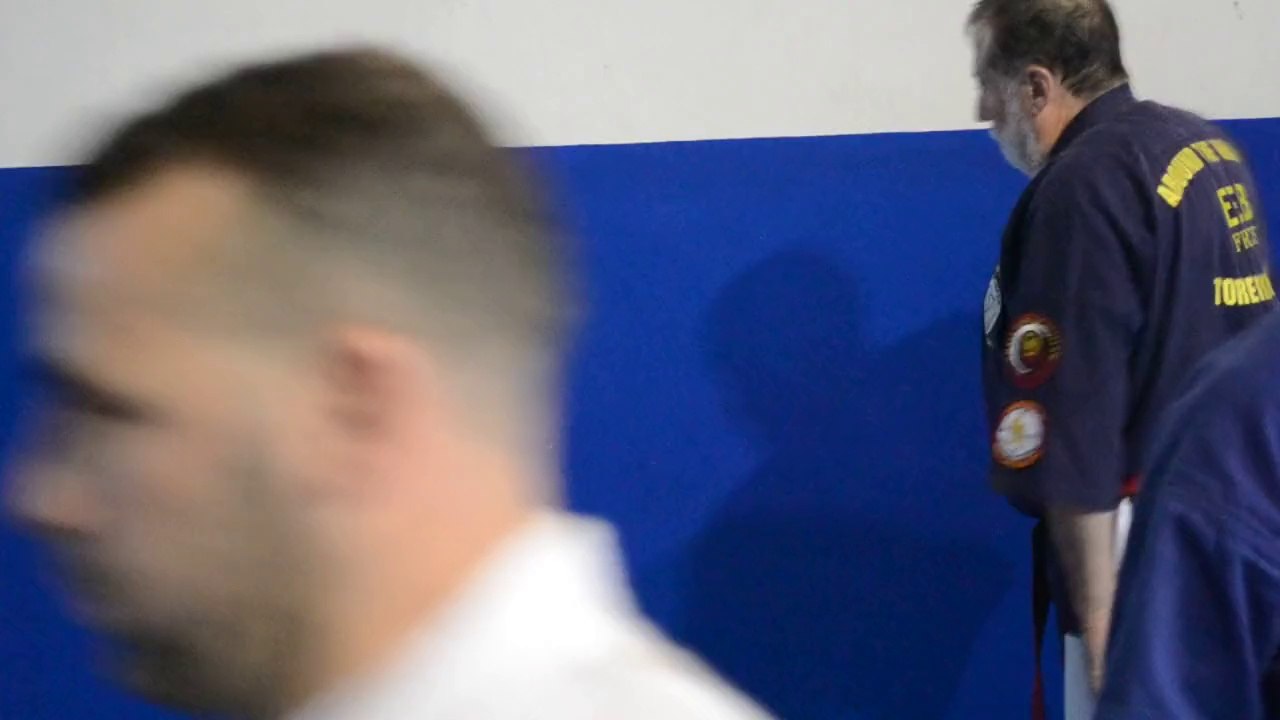 Désarmement contre une menace au cou avec couteau en saisie inversée..