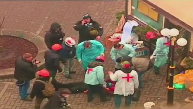 Kiev protesters build barricades amid deadly clashes