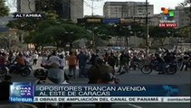 Opositores venezolanos bloquean vías al este de Caracas