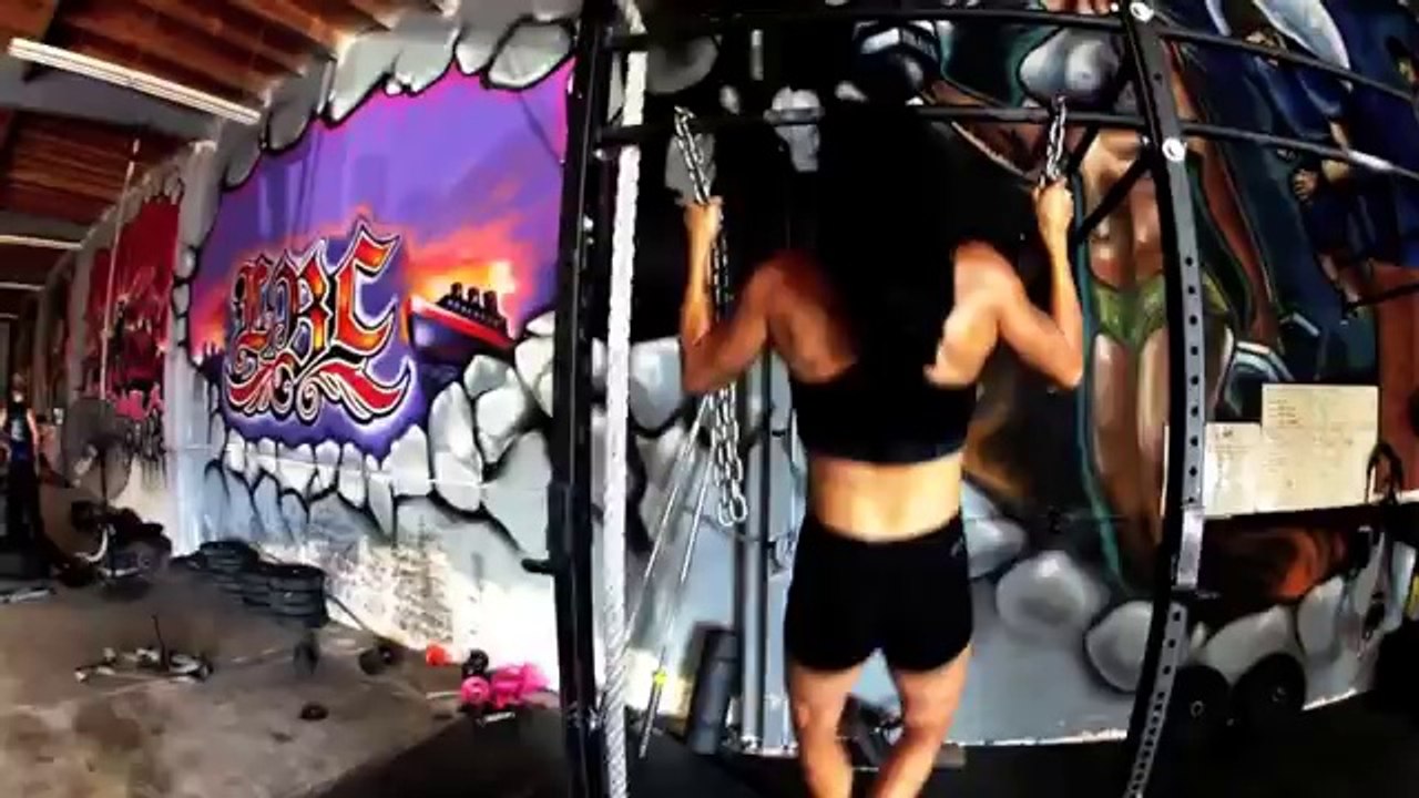 Couple amoureux fait des figures dingues ensemble