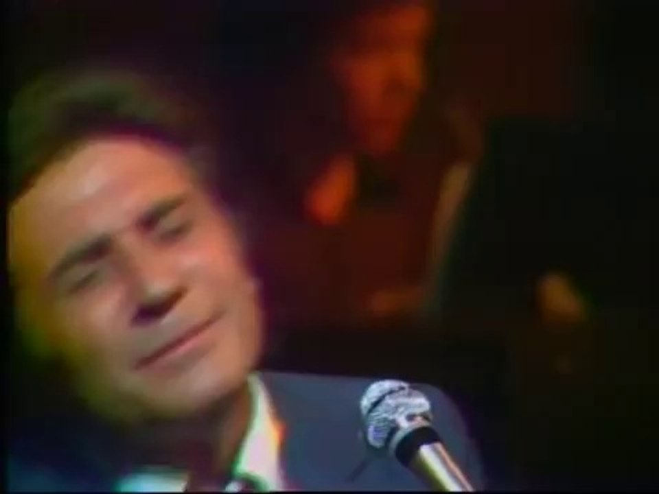 - Gilbert Becaud chante ''' l'hirondelle ""