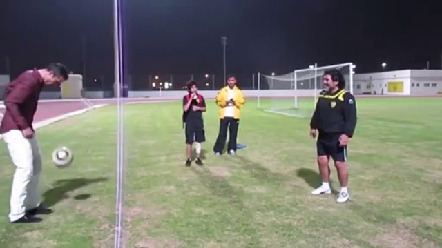 Robin van Persie jongle avec Diego Maradona