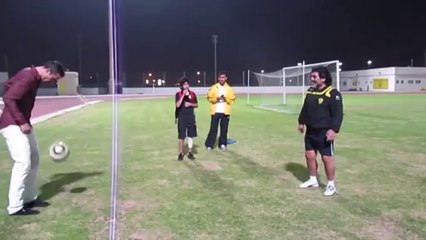 Robin van Persie jongle avec Diego Maradona
