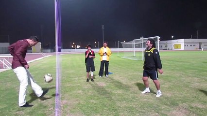 Robin van Persie jongle avec Maradona