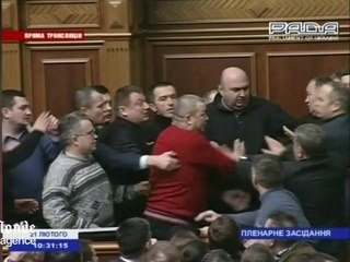 Coups de poing au Parlement ukrainien.