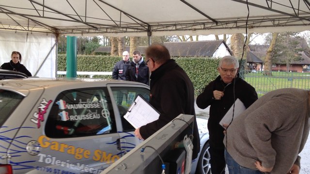 Vérification des voitures avant le rallye