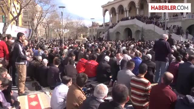 Başbakan Erdoğan, Hacıveyiszade Camisi'nde cuma namazını kıldı -