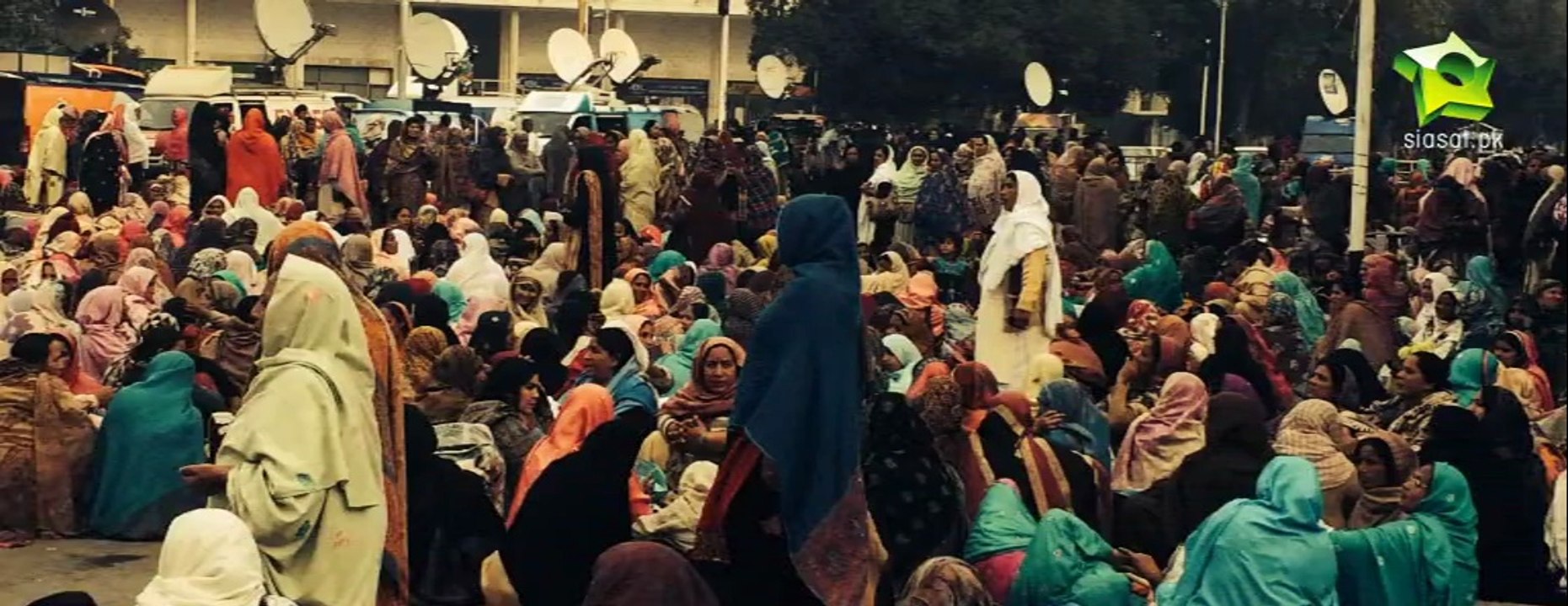 Punjab Lady Health workers Protest infront of Punjab Assembly