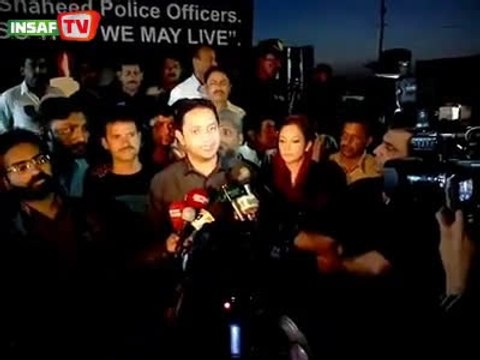 PTI MPA Khurrum Zaman paying tribute to Martyrs of Police Jawans at the candle light vigil in Karachi