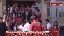 Türkiye şampiyonu kick boks'çular Vali'ye gösteri yaptı