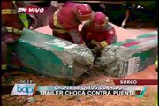 Surco: Tráiler cargado de maíz destruyó puente peatonal en Panamericana Sur (1/2)