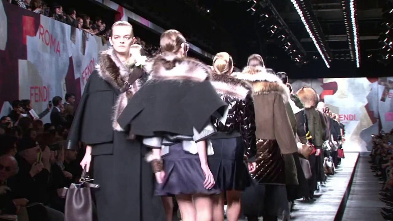 Fendi déploie des drones pendant son défilé de mode à Milan