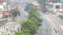 Chavistas disparando en enfrentamiento contra opositores (MÉRIDA 20-02-2014)