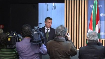 Críticas de "escenificación" a un paso "positivo" de ETA, pero "insuficiente"