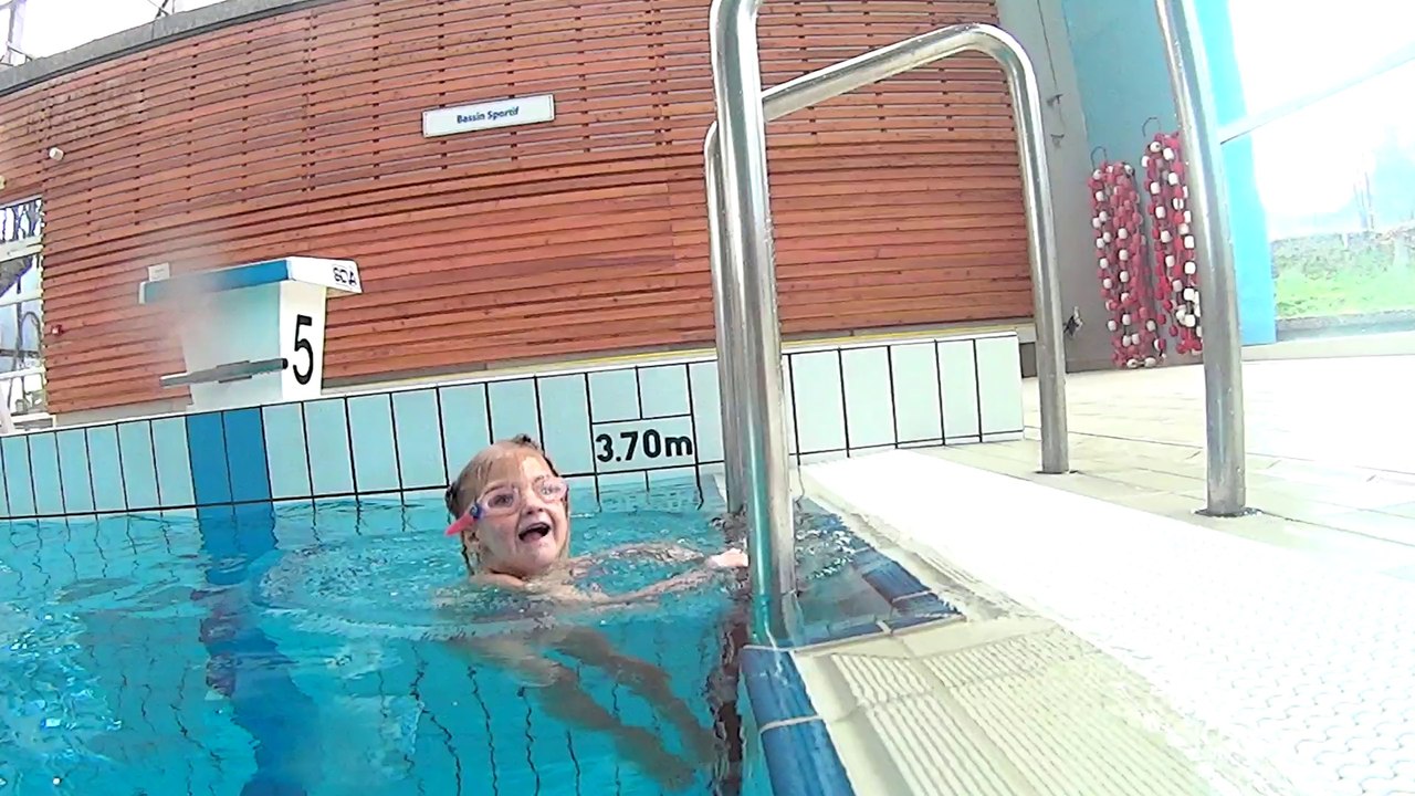Emy 02fev 2014! elle essaie d'aller au fond 3.70 m..... sony as15