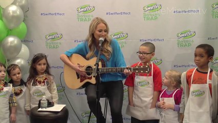 Jewel Performs to Kids in NYC