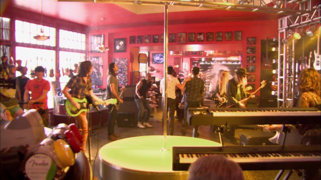 Glee Sneak Peek: Frenemies