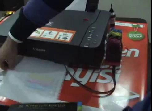 Renkli şeffaf tanklı yazıcının kurulum videosu