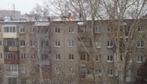 Rus gençlerin çılgın eğlencesi, kendilerini yakarak binalardan atlıyorlar