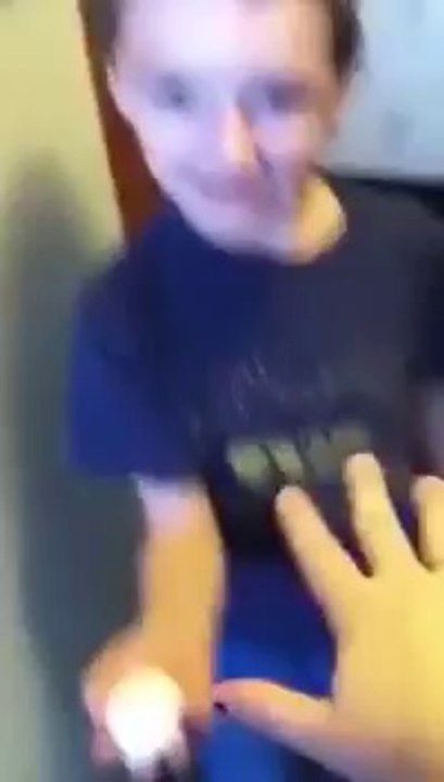 Une maman fait une blague à son enfant