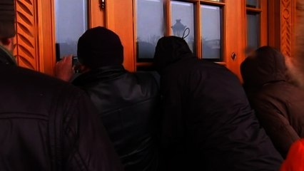 Crowds invade, grab a glimpse of Yanukovich's luxurious residence