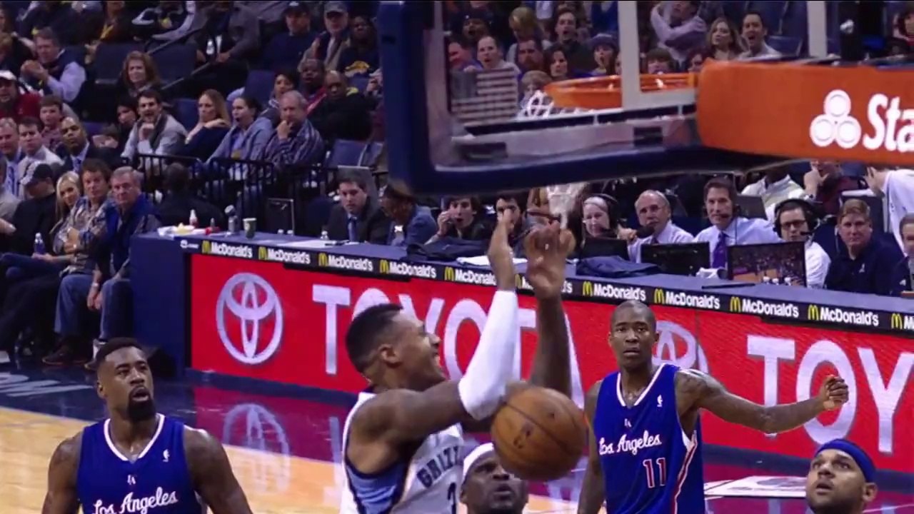 Le plus beau Dunk de l'année : James Johnson qui se lance lui même le ballon sur le panneau et dunk!