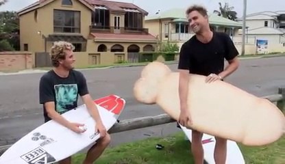 Le surf-sgeg : un surf en forme de kiki! Hilarant...