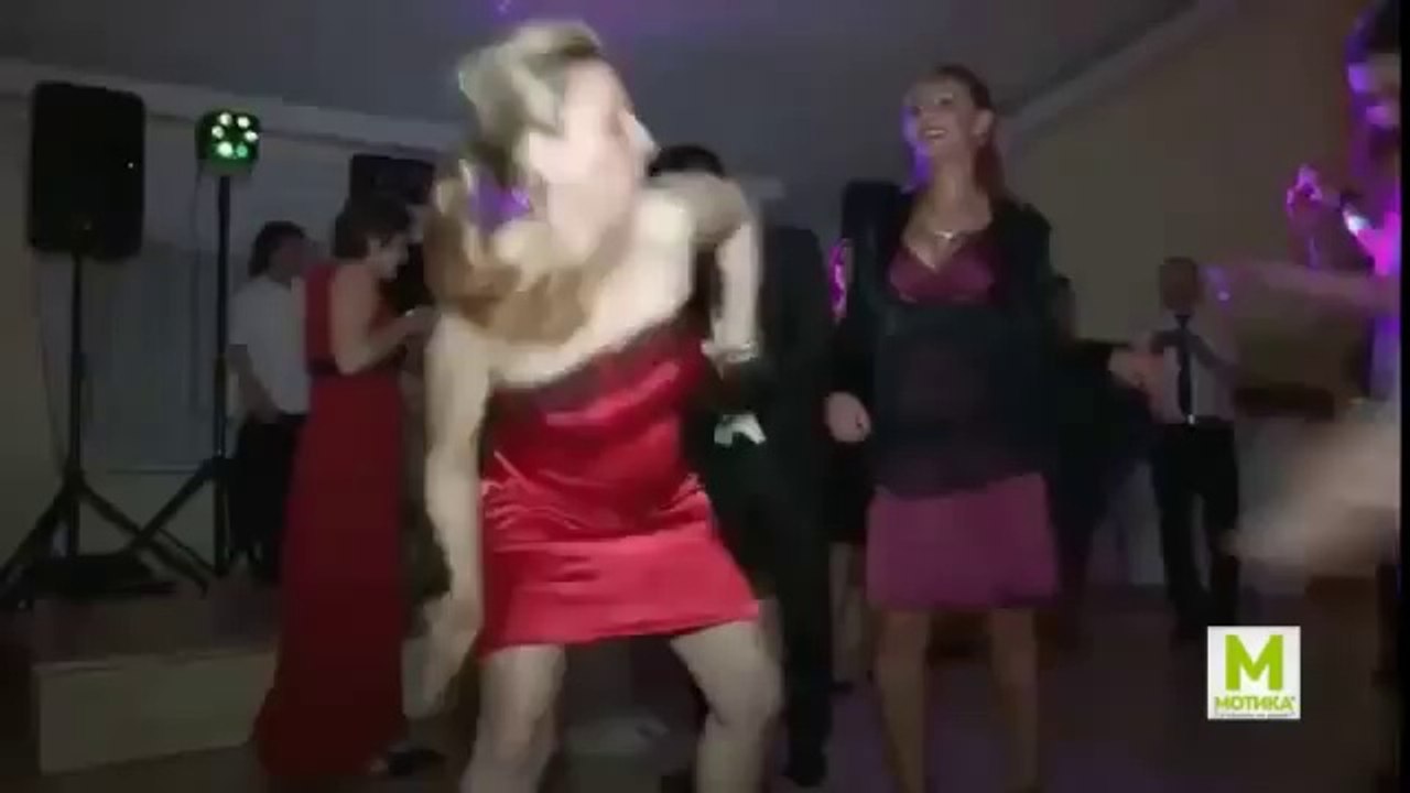 Bailando como una loca en la boda
