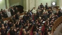 La mayoría de diputados ucranianos celebra la salida de Viktor Yanukóvich
