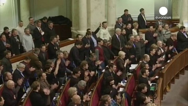 La mayoría de diputados ucranianos celebra la salida de Viktor Yanukóvich
