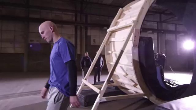 il réussit un looping intégral en courant