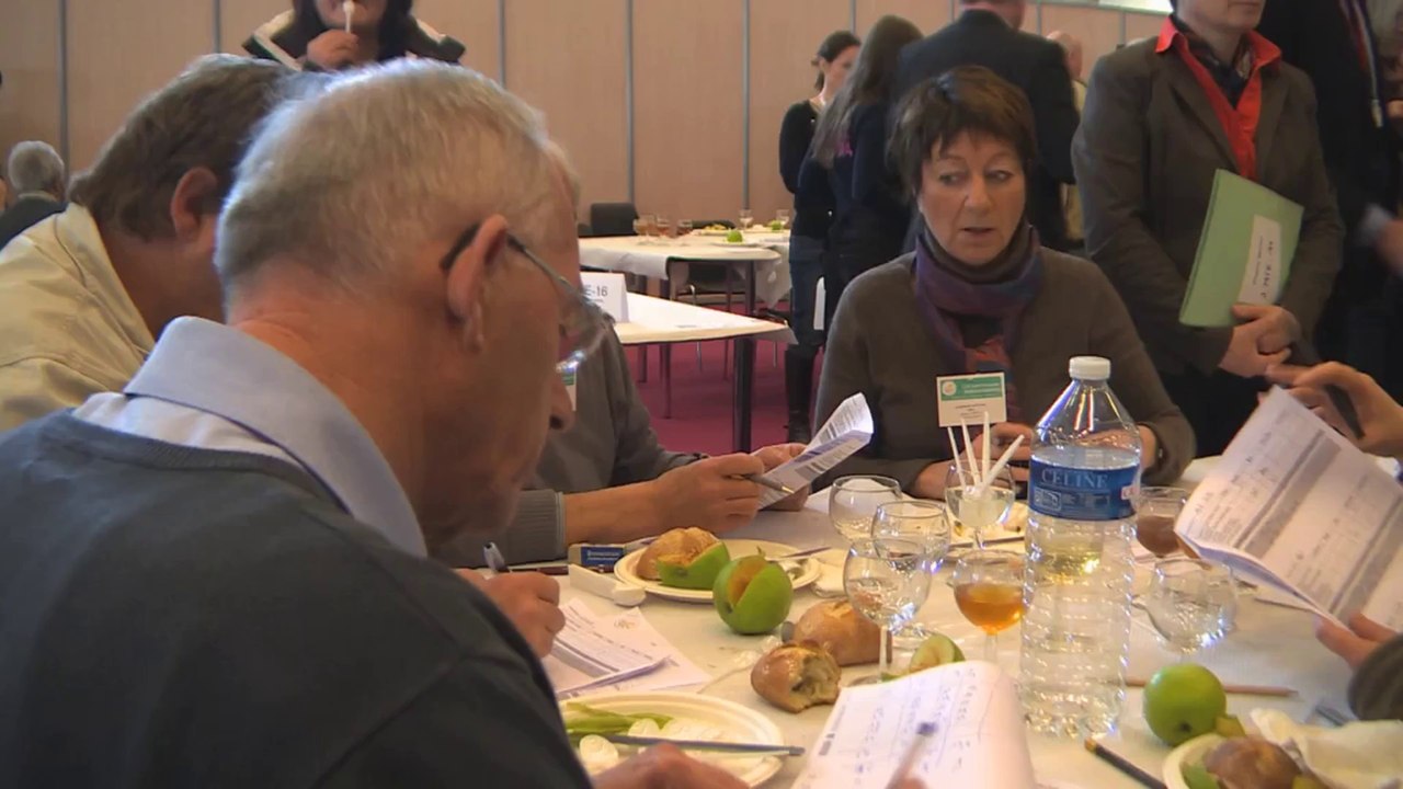 Salon de l'agriculture : Stéphane Le Foll visite le concours général agricole des produits