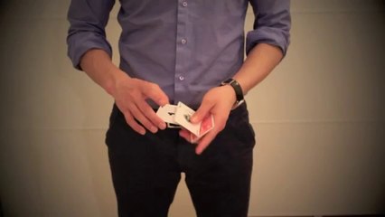 Close-up, magicien de table durant le cocktail paris