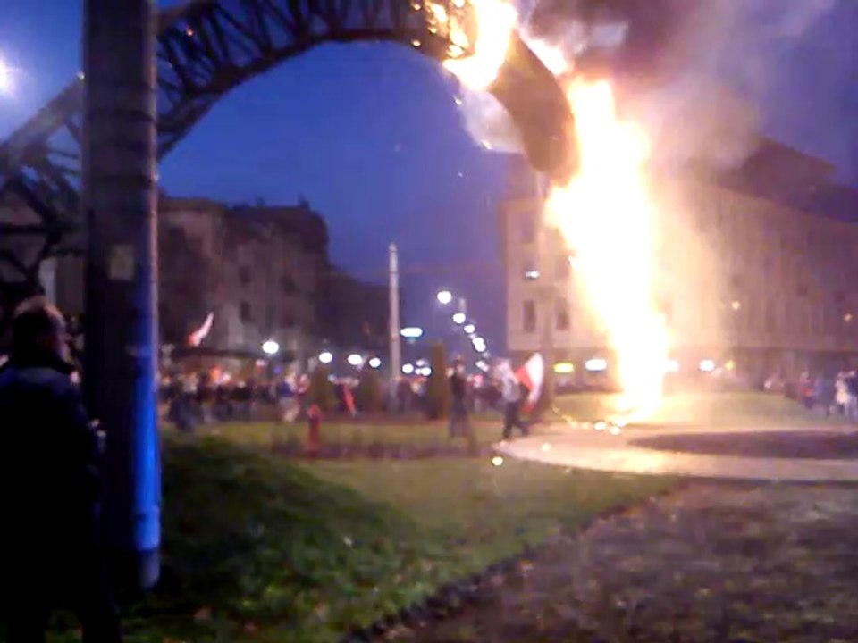 Płonąca tęcza na Marszu Niepodległości 2013