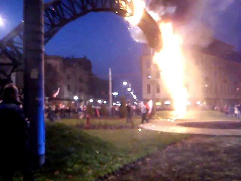 Płonąca tęcza na Marszu Niepodległości 2013