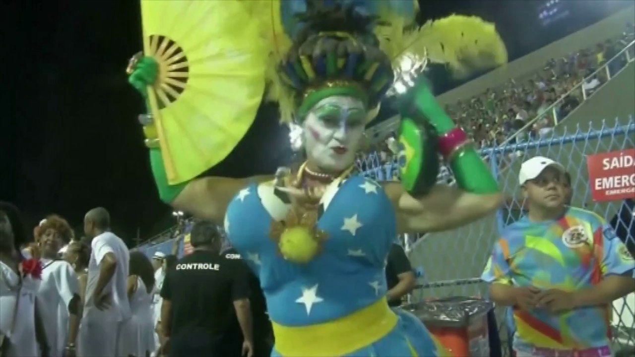 Rio de Janeiro bénit son carnaval en dansant