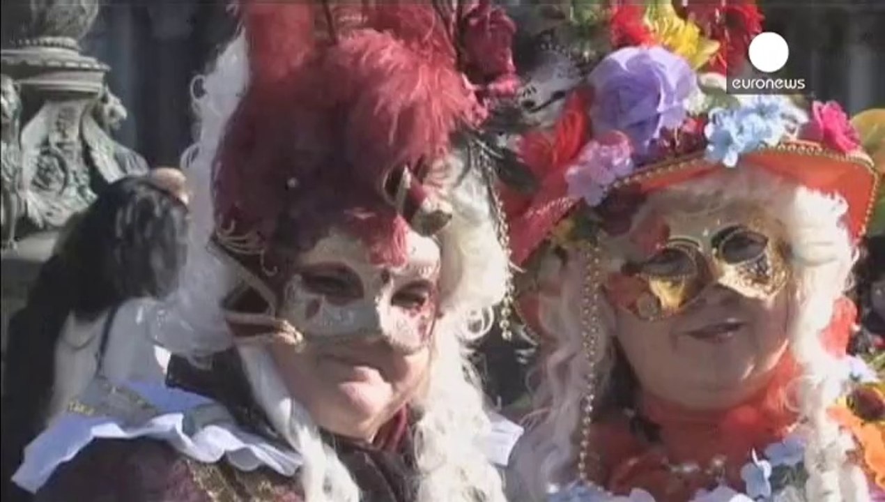 Carnevale di Venezia. Col naso all'insù per il volo dell'angelo