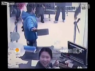Teller laughs when seeing man with knife wanting to rob bank