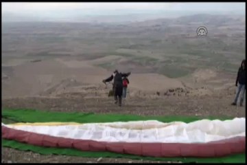 Sınav stresini, yamaç paraşütüyle attılar