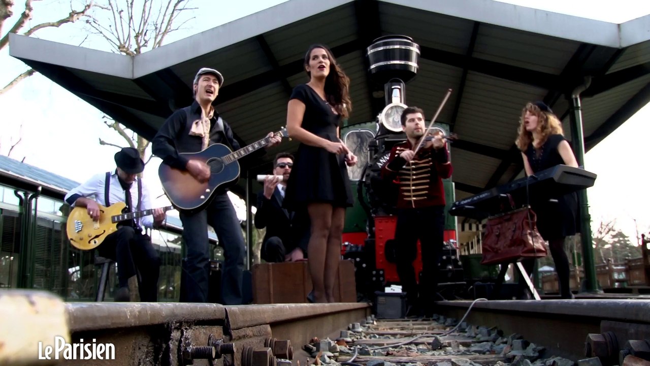 Elisa Tovati chante "Eye Liner" en live