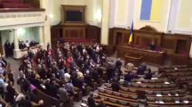 Депутаты в Верховной Раде поют гимн