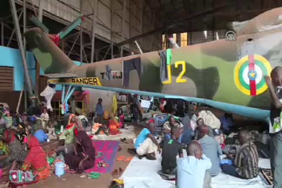 Zulümden kaçan Müslümanlar, havalimanına sığındı