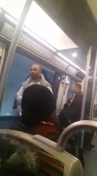 Un SDF bourré fait une demande en mariage dans le métro. Hilarant!