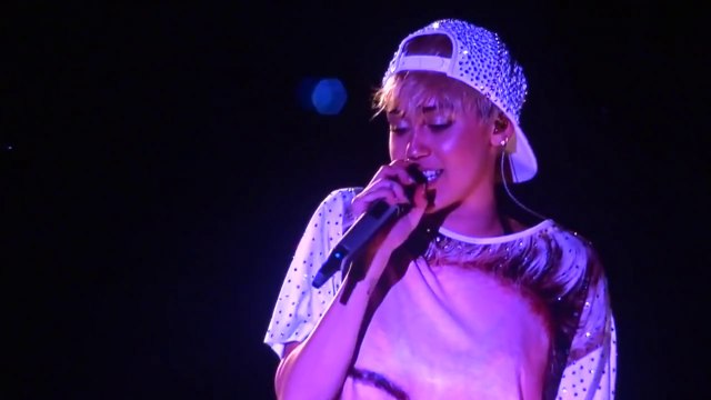 Miley Cyrus reprend Hey ya de Outkast et c'est BON!!!!