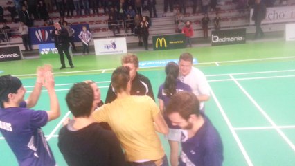 Il la demande en mariage devant une centaine de supporters