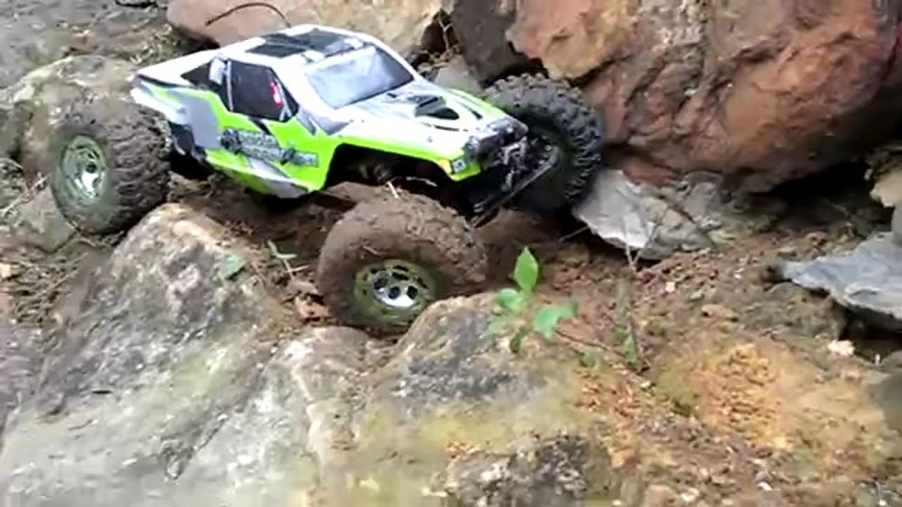 AX10 RTC cliff crawling