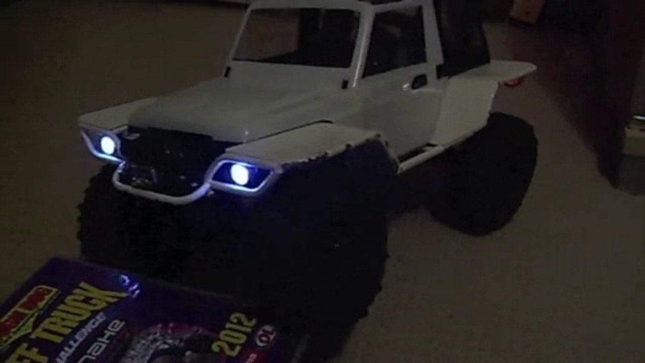 SCX10 Suzuki Wet Day Crawling