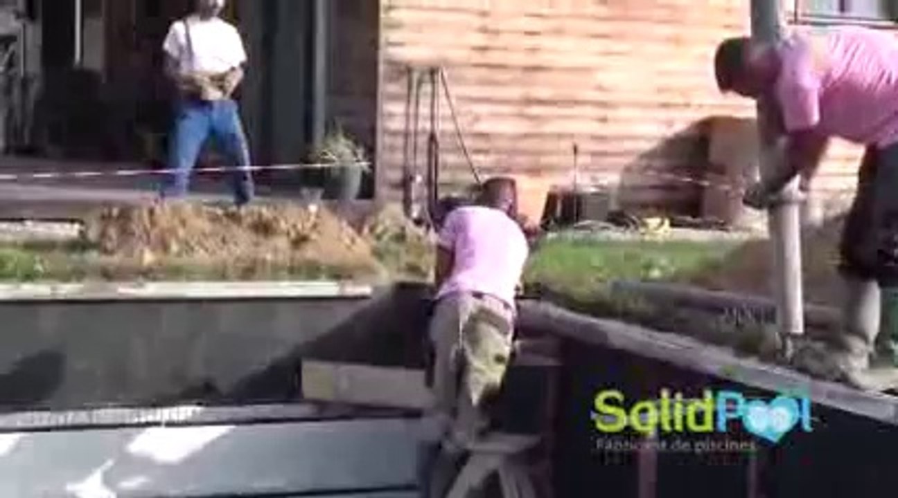 Coulage des murs et de l'escalier d'une piscine en SolidPOOL
