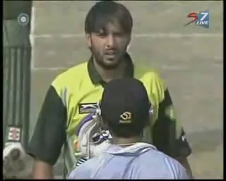 WWW.DOWNVIDS.NET-afridi gambhir words fight......