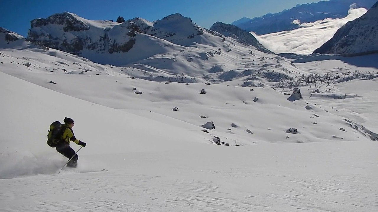 Descente en ski de rando du Refuge des Dents du Midi vers le lac de Salanfe